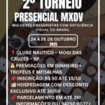 Cartaz do "2º Torneio Presencial MXDV – Mulheres Enxadristas com Deficiência Visual do Brasil", que acontecerá de 24 a 26 de outubro de 2025 no Clube Náutico, em Mogi das Cruzes, SP. O evento terá premiações em dinheiro, troféus e medalhas. A inscrição custa R$ 50 até 15/10. Hospedagem com desconto exclusivo até 30/08. Parcelamento disponível em até 3 vezes. Informações pelos telefones (11) 94292-8037 e (11) 94768-9928. Ao fundo, imagem de um tabuleiro de xadrez adaptado para deficientes visuais com peças sendo movimentadas.