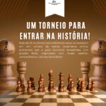 Imagem em tons de marrom com um tabuleiro de xadrez de madeira em primeiro plano, visto de frente, com todas as peças posicionadas como no início de uma partida. Em cada lado da imagem, há uma grande torre de xadrez com o logo do projeto "Mulheres Enxadristas DV do Brasil". Na parte superior central, aparece um emblema branco com o logotipo do projeto, que inclui uma coroa preta sobre a sigla "MXDV". Abaixo está escrito: "Mulheres enxadristas dv do Brasil". No centro da imagem, em letras grandes e brancas, está o título: "UM TORNEIO PARA ENTRAR NA HISTÓRIA!". Abaixo, em letras menores, o texto destaca que mais de 25 mulheres com deficiência visual participaram de um torneio online promovido por mulheres enxadristas, com organização, arbitragem e entrega de certificados.