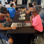 Um garoto vidente jogando de olhos vendados para sentir como é que o cego consegue jogar