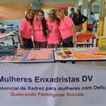 foto das mulheres enxadristas levando o xadrez inclusivo numa escola estadual de São Paulo da região norte