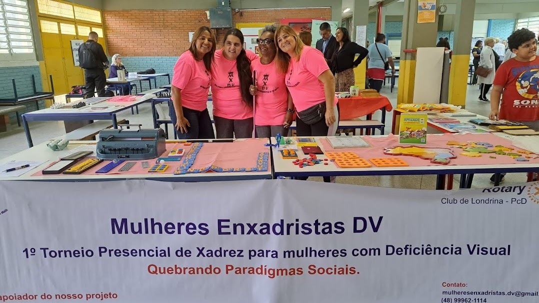 foto das mulheres enxadristas levando o xadrez inclusivo numa escola estadual de São Paulo da região norte