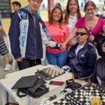 Na foto, um momento especial do evento "Dia Feliz" no Parque da Cidade de Mogi das Cruzes! Elessandra, Bia Lira e Prefeita Mara Bertaiolli, juntamente de Roger e Reinaldo, alunos do curso de xadrez do Centro Para Desporto de Mogi, mostram que o xadrez é para todos!